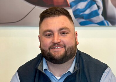 Staff member Jeffrey H from 7c708338130f