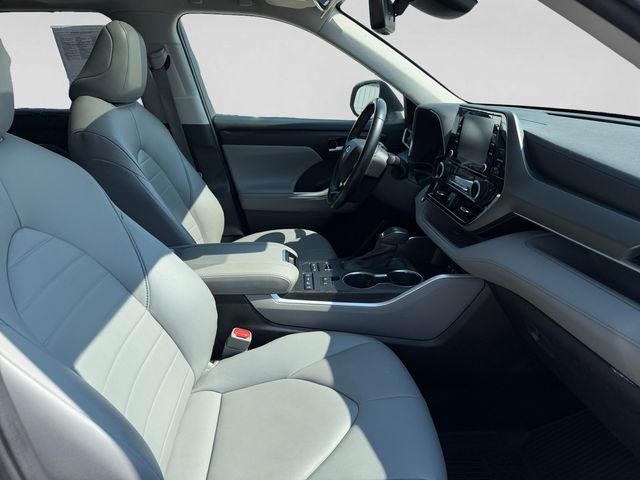 2021 Toyota Highlander XLE - Photo 16