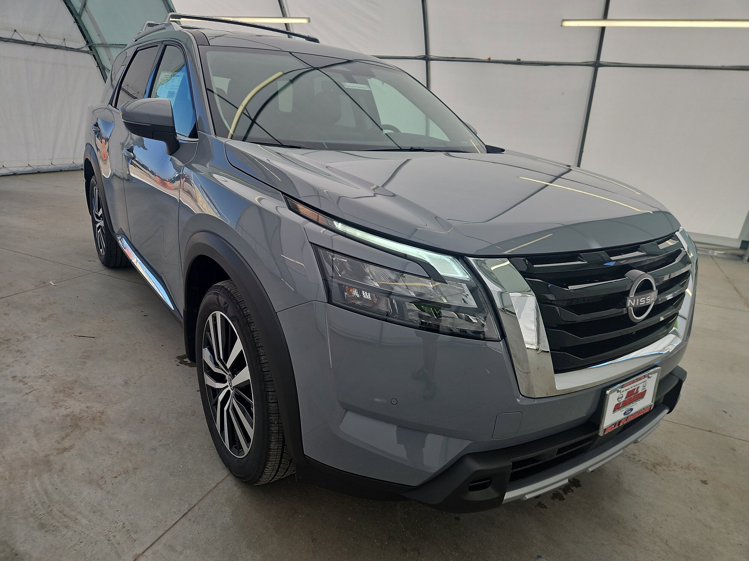 2025 Nissan Pathfinder Platinum photo 2