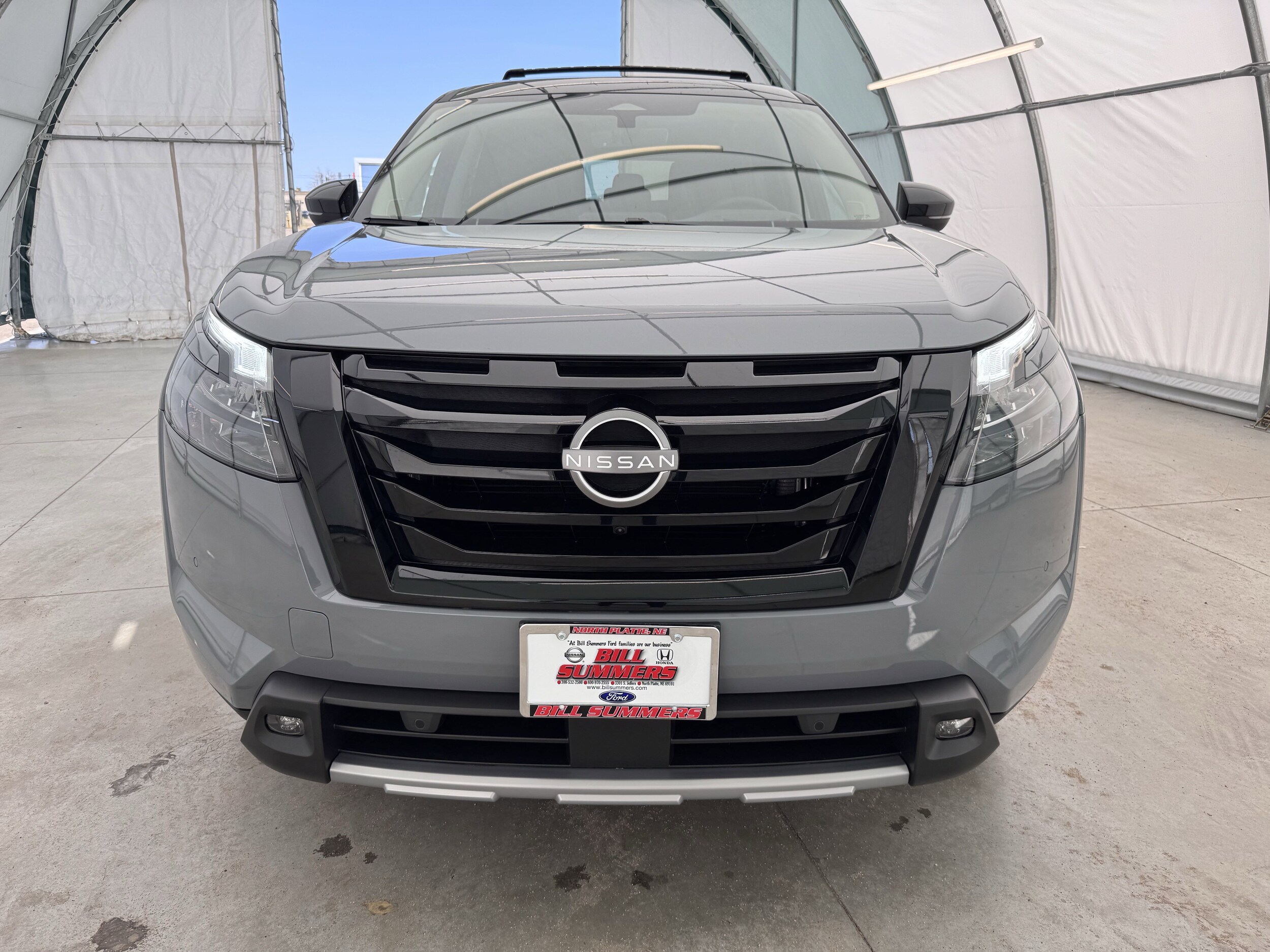 2025 Nissan Pathfinder Platinum photo 2