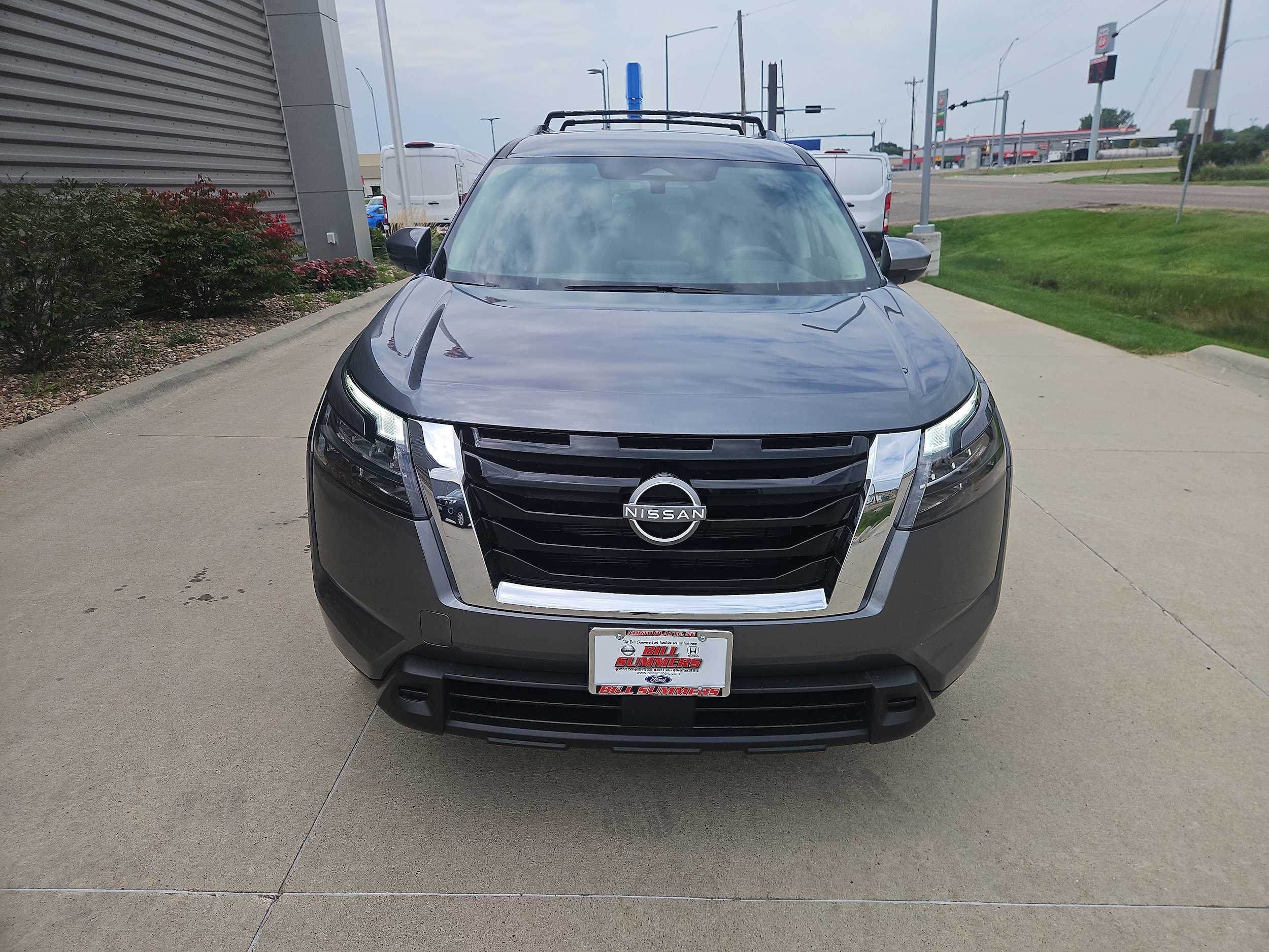 2025 Nissan Pathfinder SV's photo