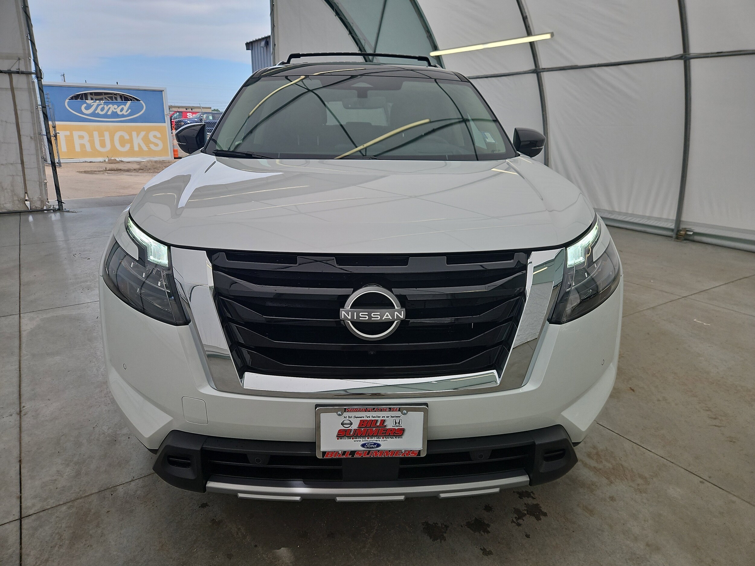 2025 Nissan Pathfinder Platinum photo 2