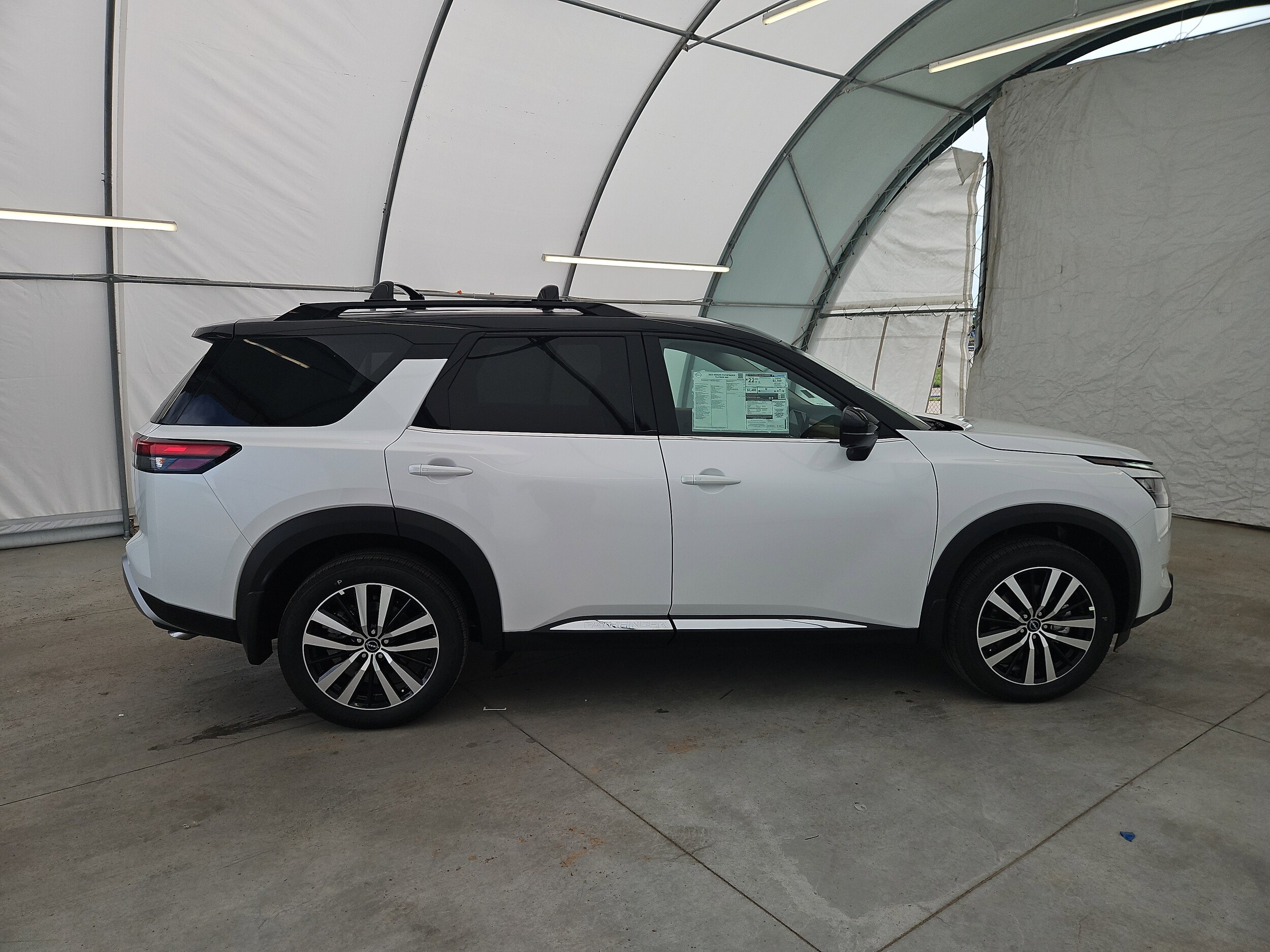 2025 Nissan Pathfinder Platinum photo 4