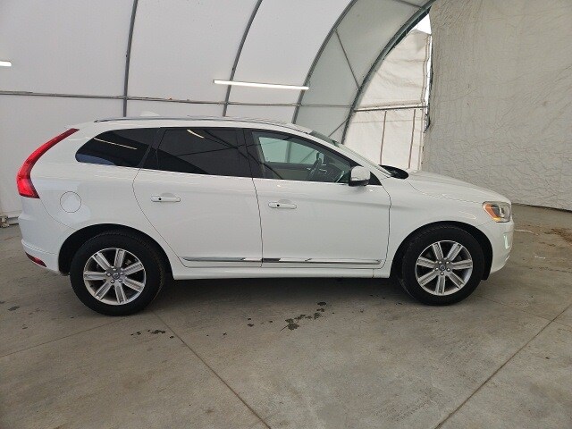 2016 Volvo XC60 T6 Drive-E photo 4