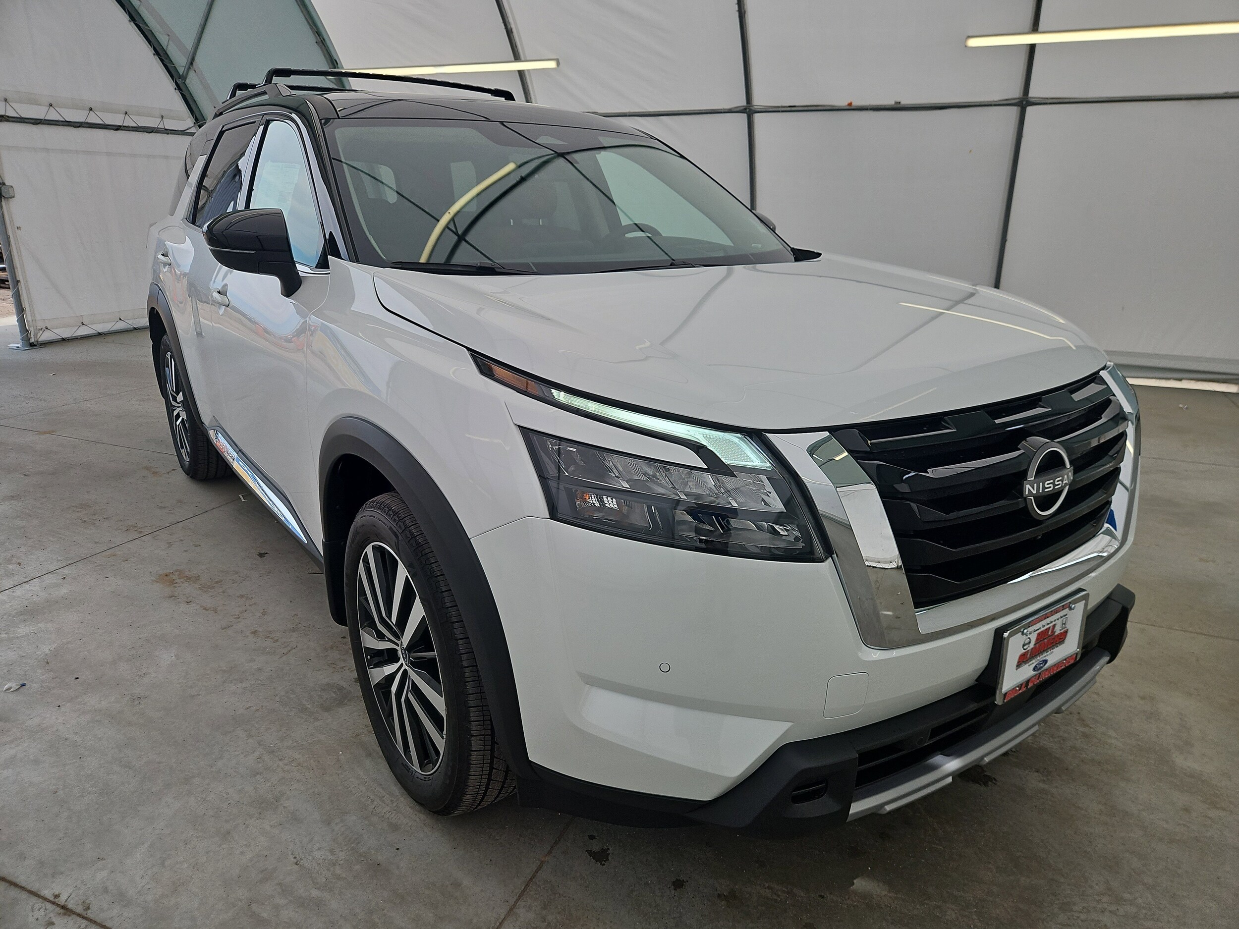 2025 Nissan Pathfinder Platinum photo 3