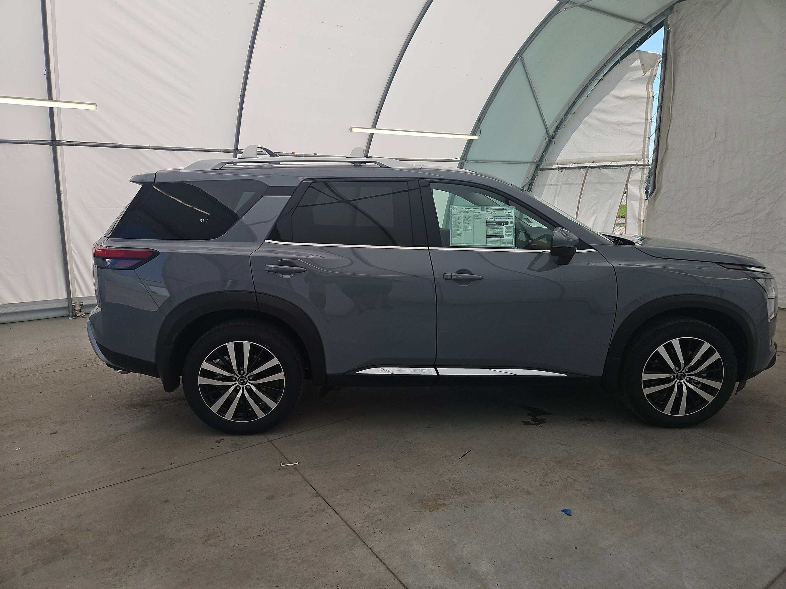 2025 Nissan Pathfinder Platinum photo 3