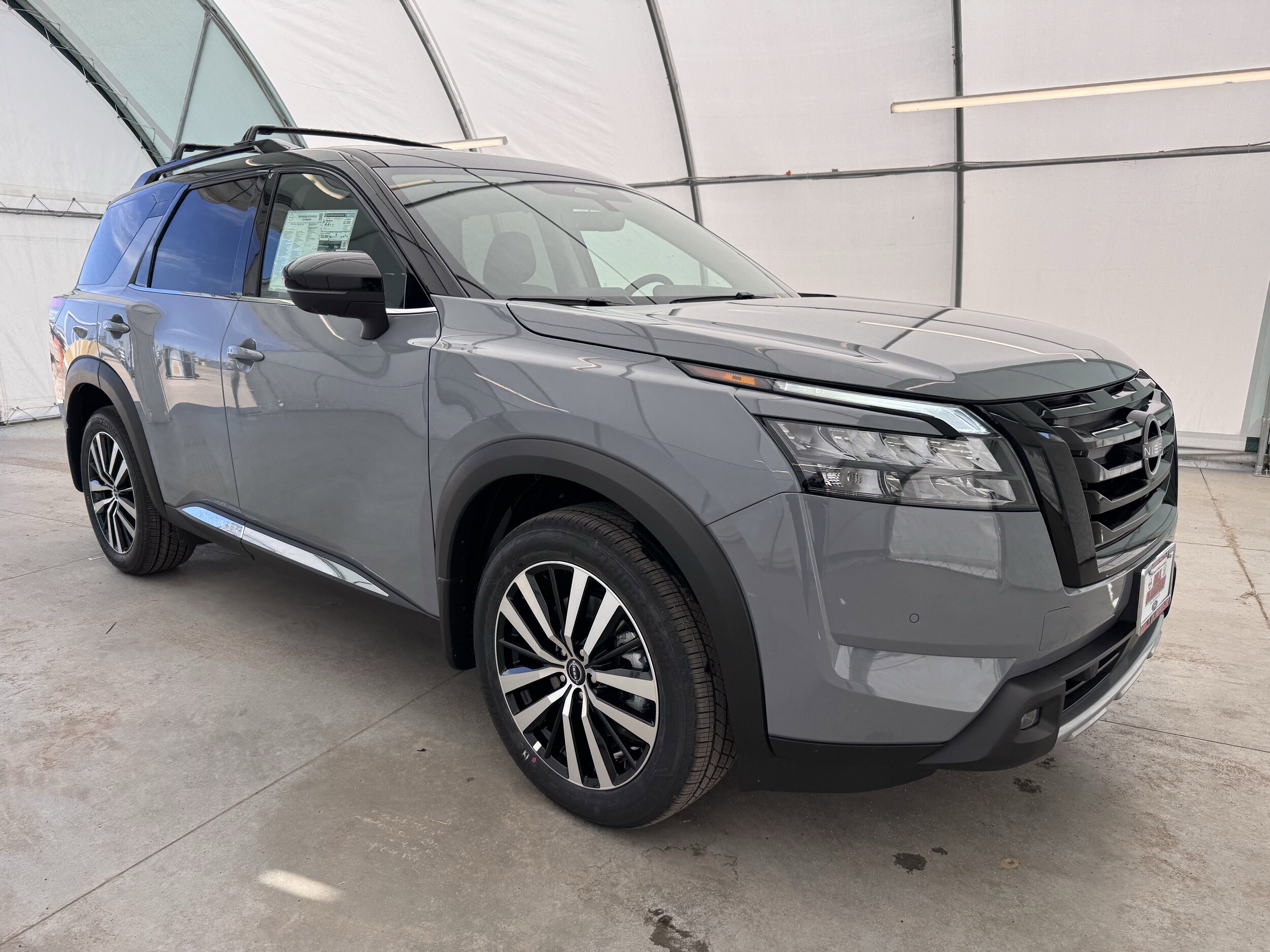 2025 Nissan Pathfinder Platinum photo 3