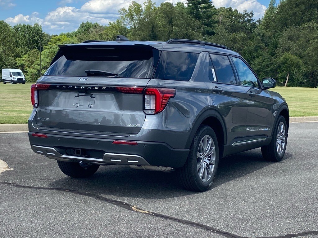 2025 Ford Explorer photo 3