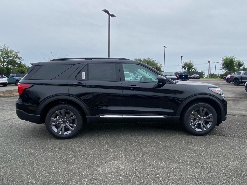 2025 Ford Explorer photo 3