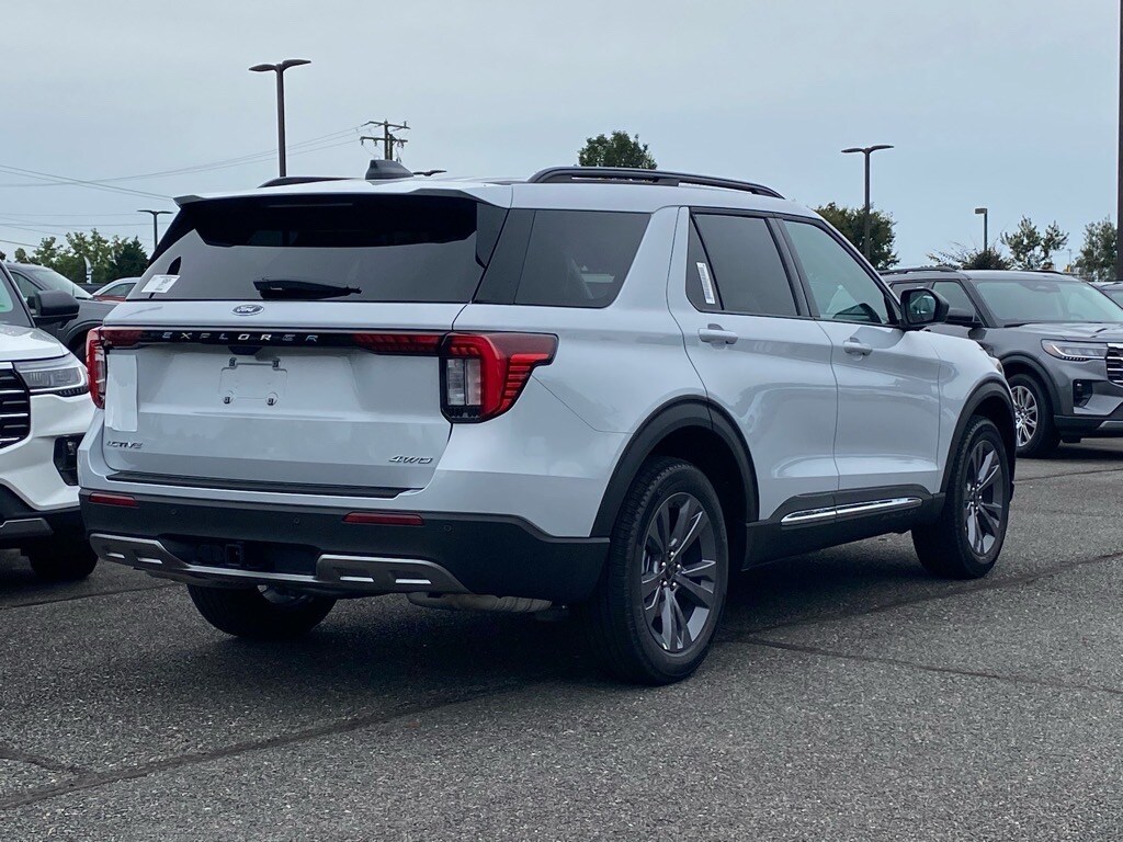 2025 Ford Explorer photo 2