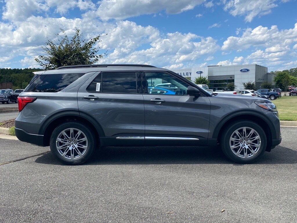 2025 Ford Explorer photo 2