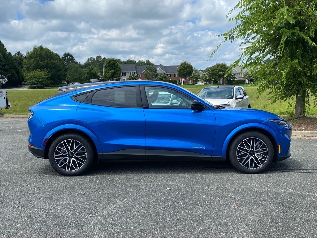 2025 Ford Mustang Mach-E Premium photo 3