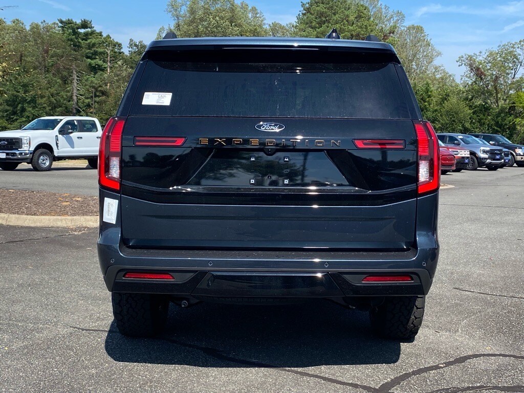 2025 Ford Expedition photo 2