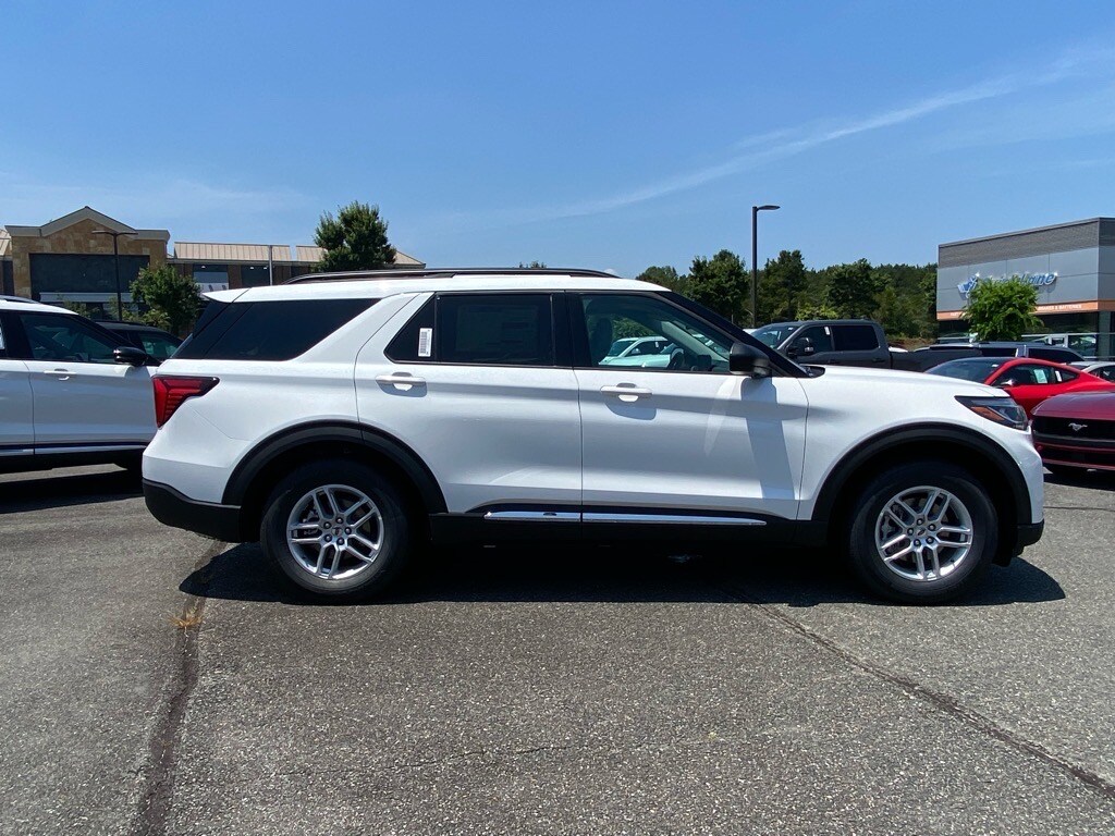 2025 Ford Explorer photo 3