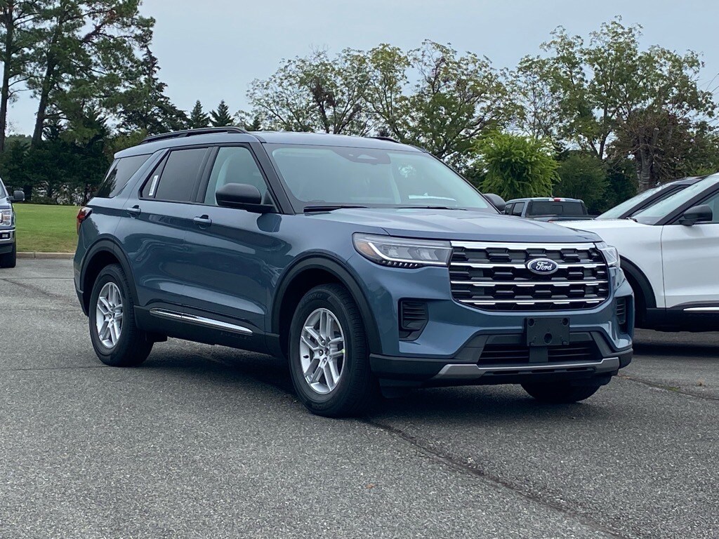 2025 Ford Explorer photo 2