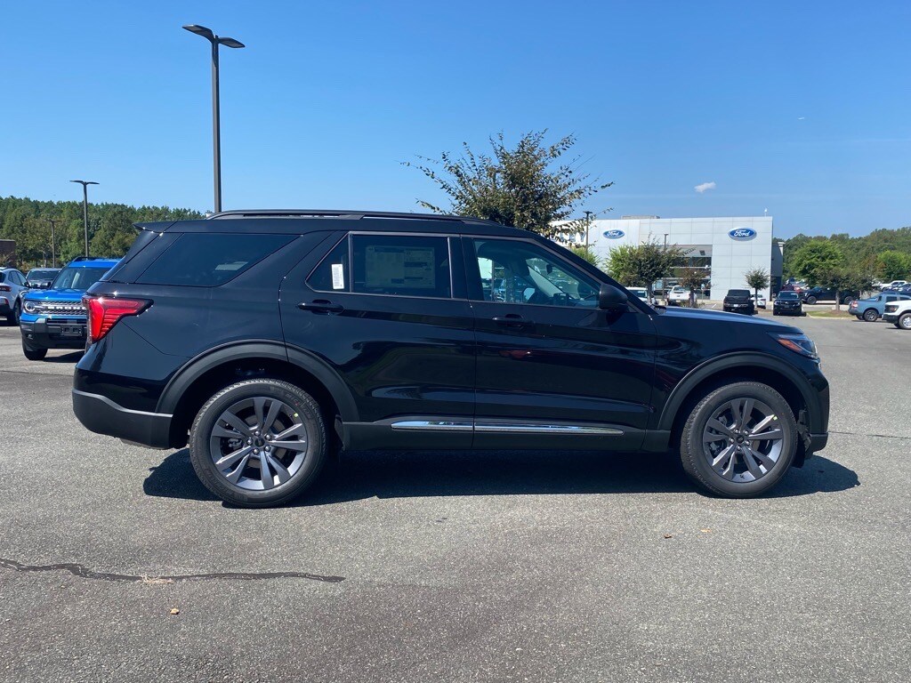 2025 Ford Explorer photo 2