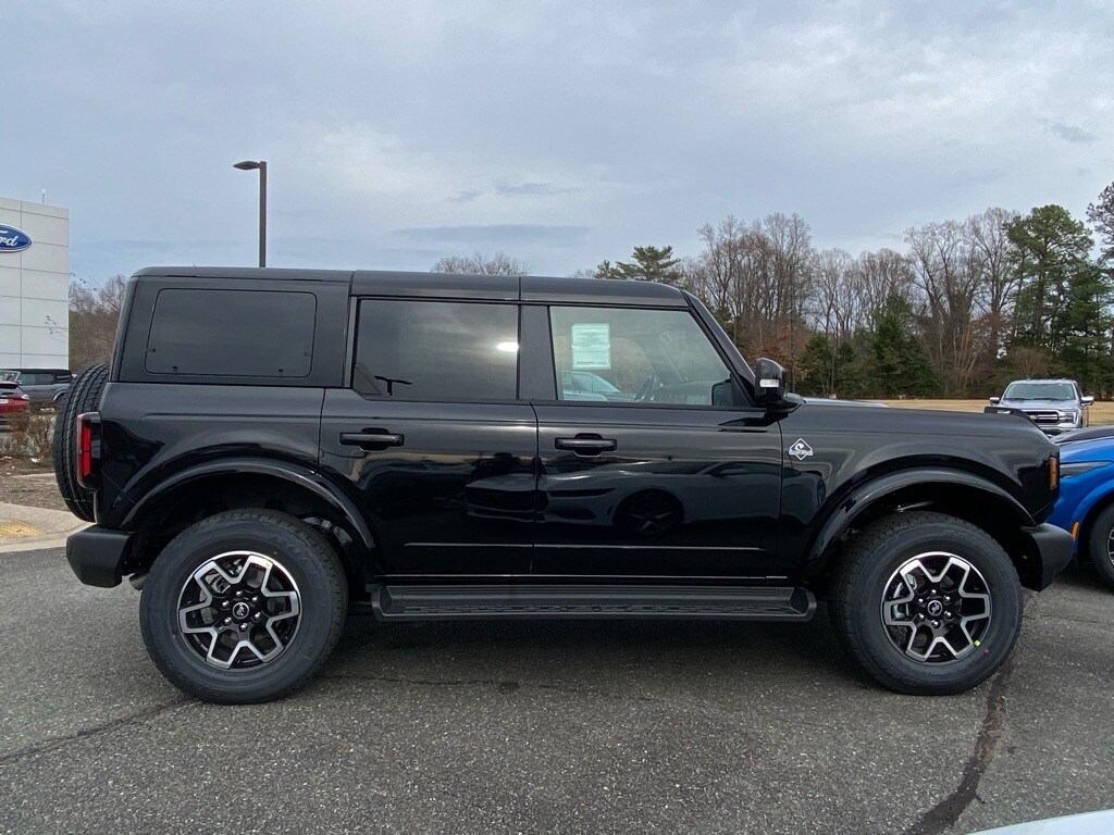 2025 Ford Bronco Outer Banks photo 3