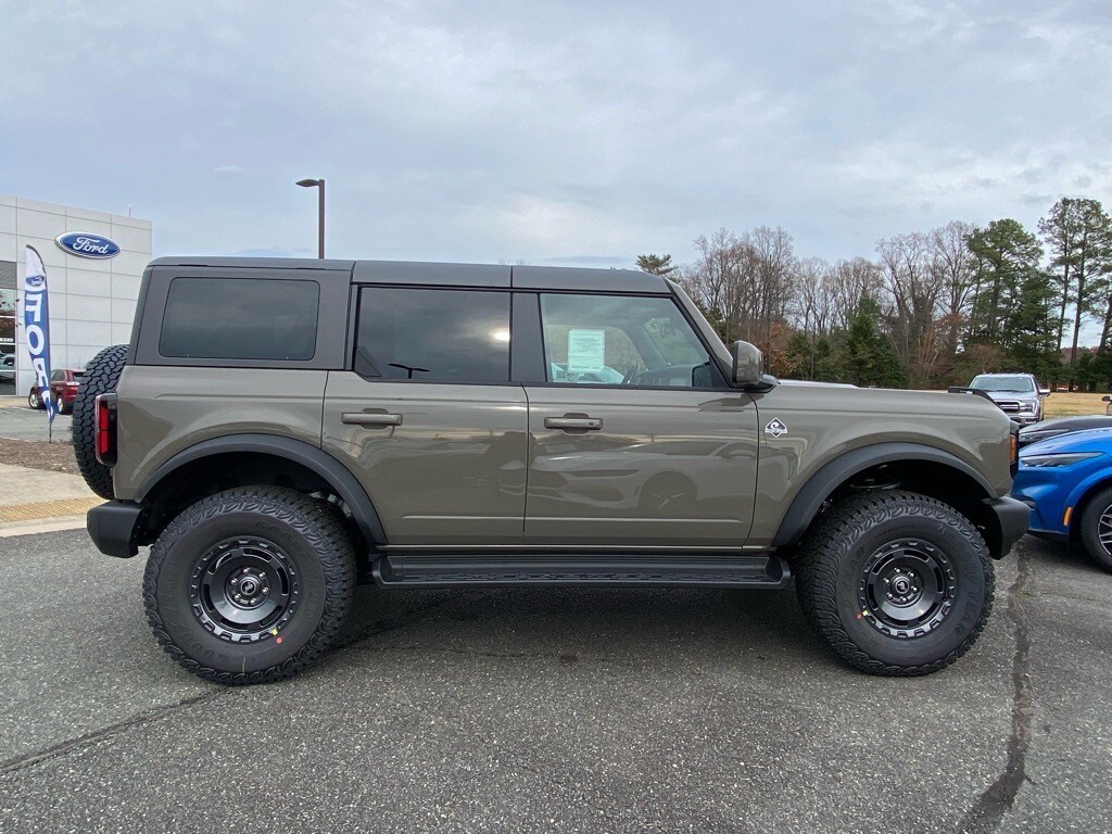 2025 Ford Bronco Outer Banks photo 3