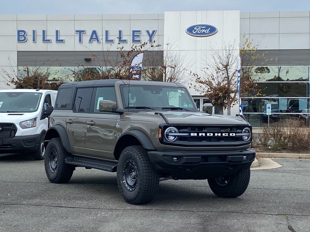 2025 Ford Bronco Outer Banks photo 2