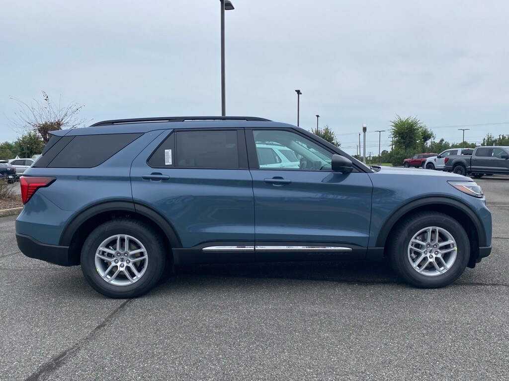 2025 Ford Explorer photo 3