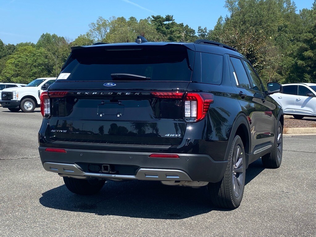 2025 Ford Explorer photo 3