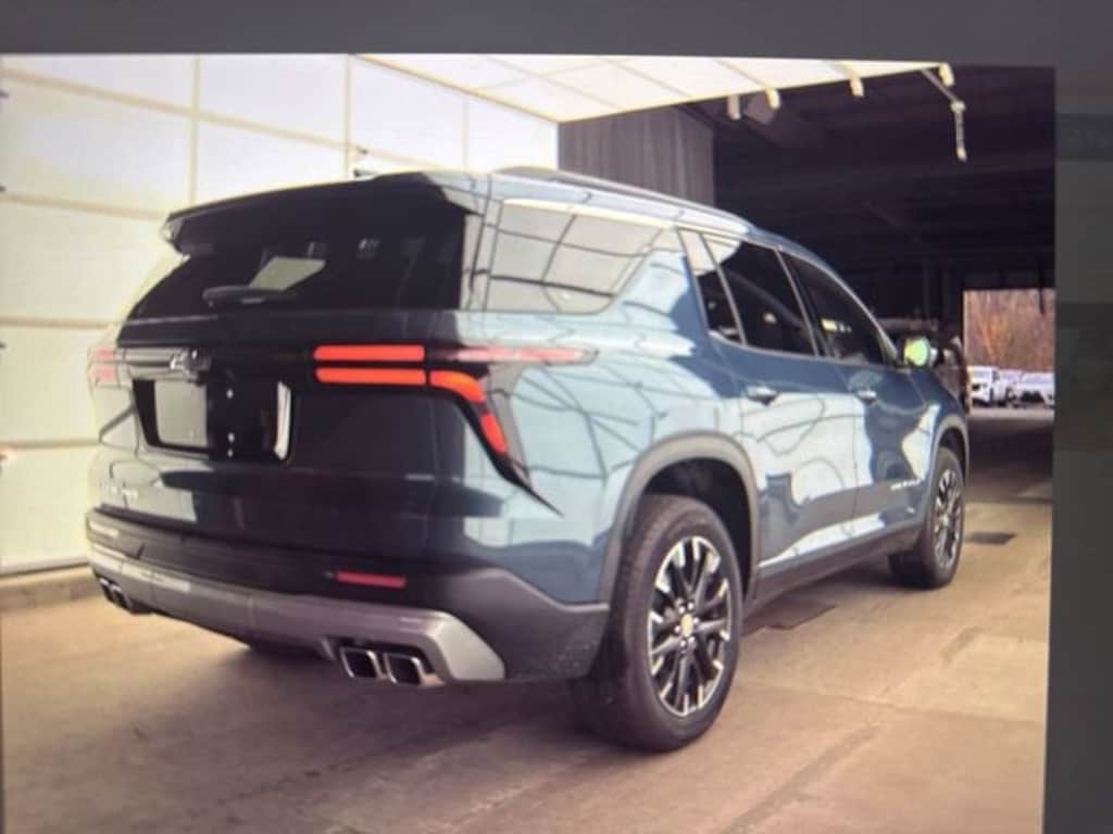 Used 2025 Chevrolet Traverse LT SUV