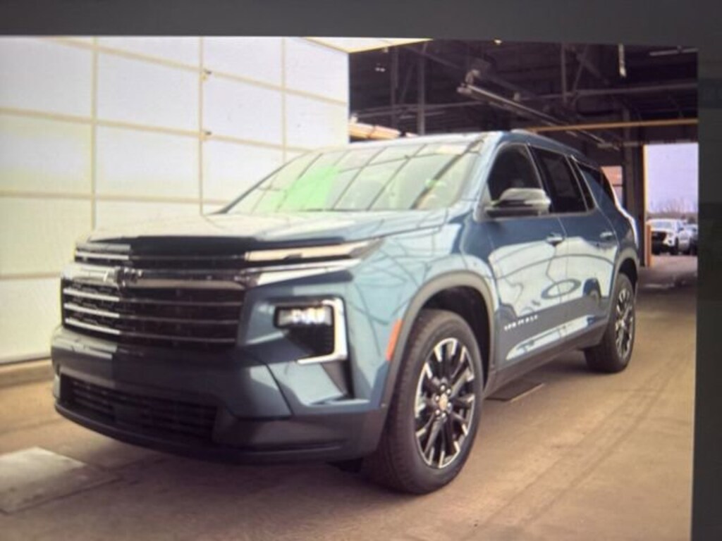Used 2025 Chevrolet Traverse LT SUV