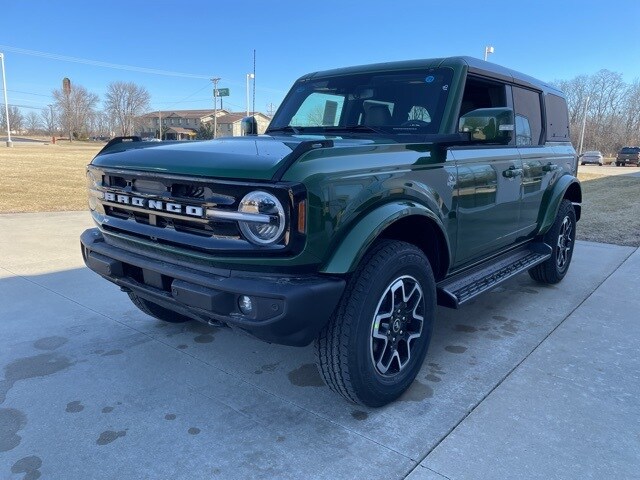 2025 Ford Bronco Outer Banks photo 2