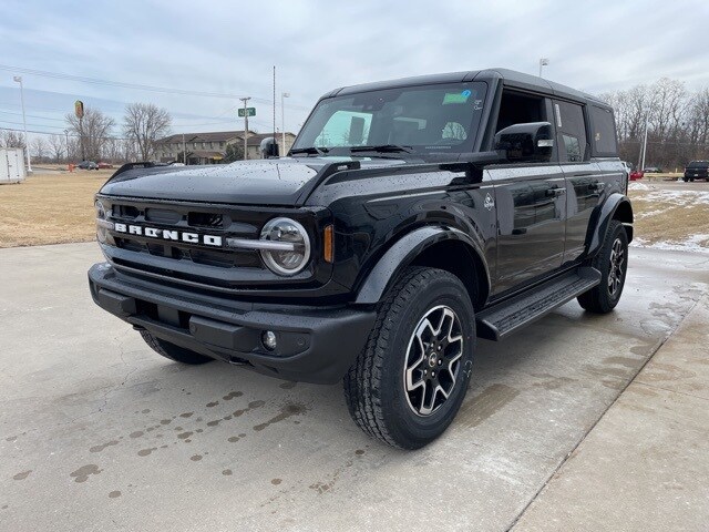 2025 Ford Bronco Outer Banks photo 2