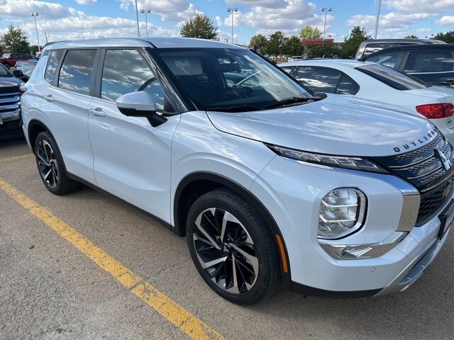 2024 Mitsubishi Outlander SE photo 3