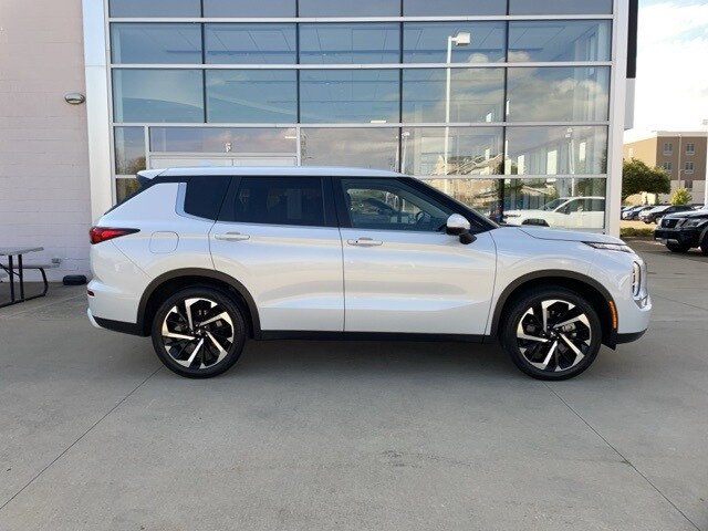 2024 Mitsubishi Outlander SE photo 4