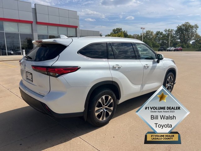 2022 Toyota Highlander XLE photo 2