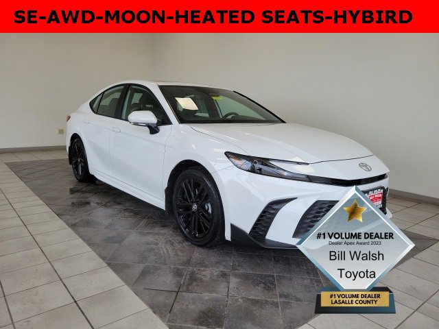 2025 Toyota Camry SE's photo