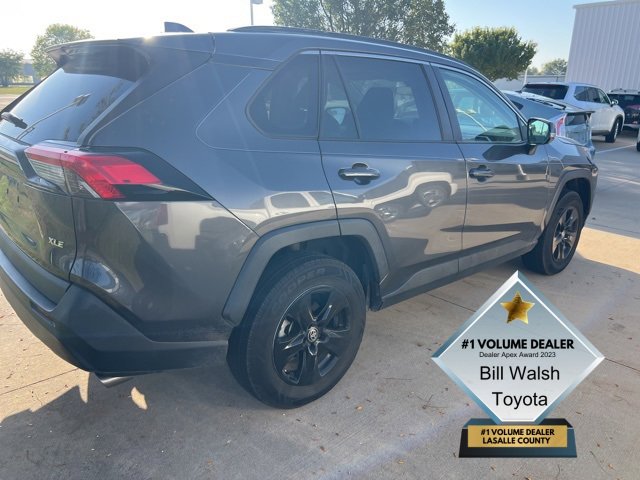 2021 Toyota RAV4 XLE photo 2