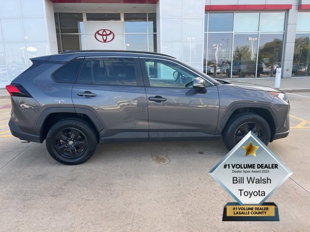 2021 Toyota RAV4 XLE photo 2