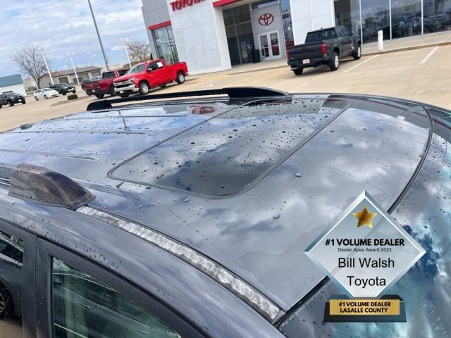 Used 2010 Toyota Highlander SE with VIN 5TDJK3EH8AS029923 for sale in Ottawa, IL