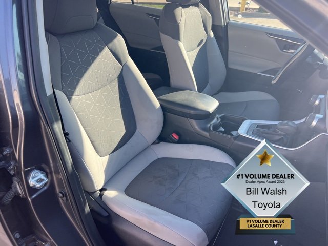 2021 Toyota RAV4 XLE photo 3