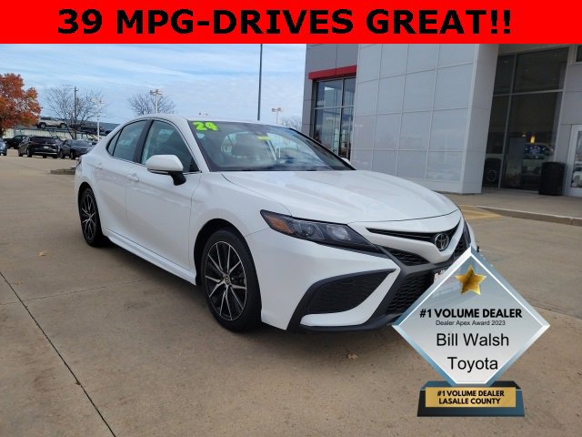 2024 Toyota Camry SE's photo