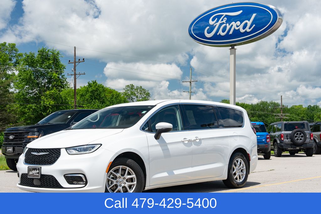2023 Chrysler Pacifica Touring L's photo