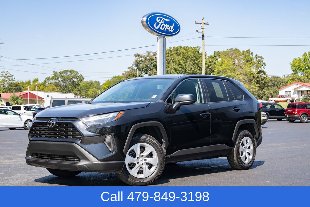 2024 Toyota RAV4 LE's photo