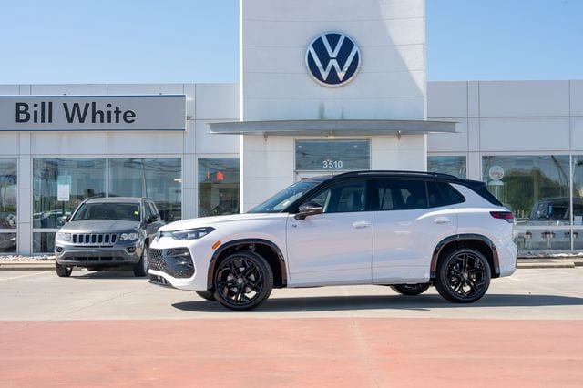 2026 Volkswagen Tiguan 2.0T SE R-Line Black's photo
