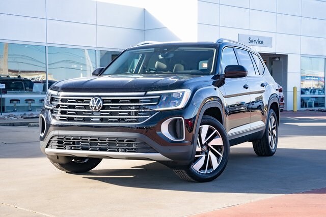 2025 Volkswagen Atlas SEL photo 2