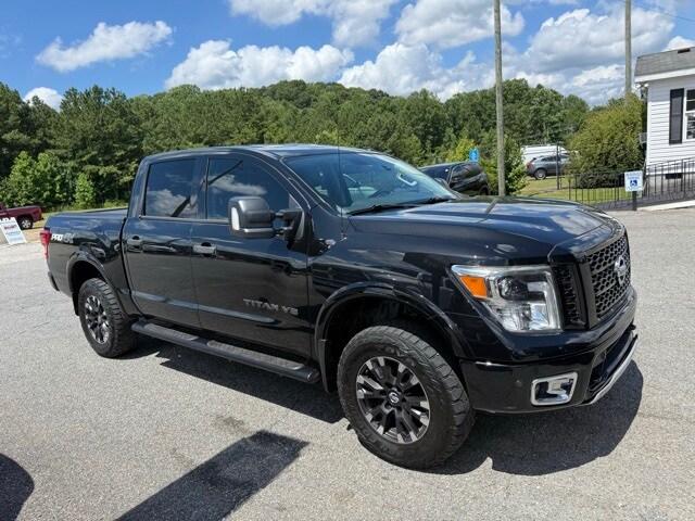 2018 Nissan Titan PRO-4X photo 3