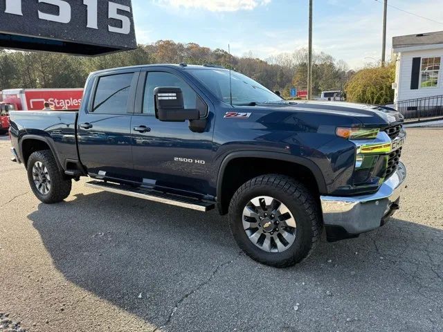 2022 Chevrolet Silverado LT photo 3
