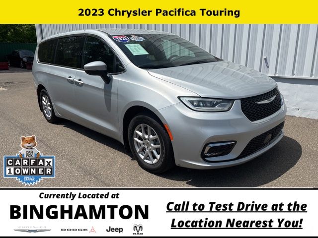 2023 Chrysler Pacifica Touring's photo