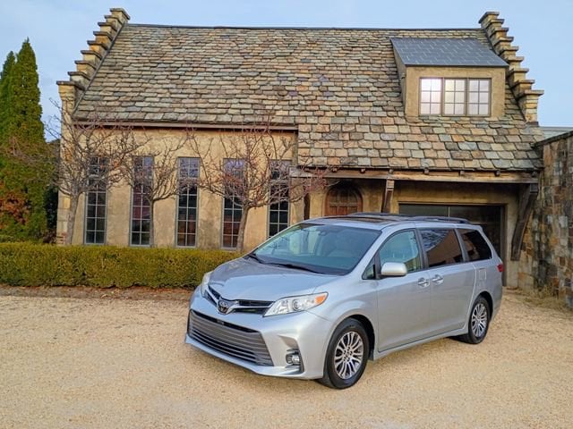 2019 Toyota Sienna XLE's photo