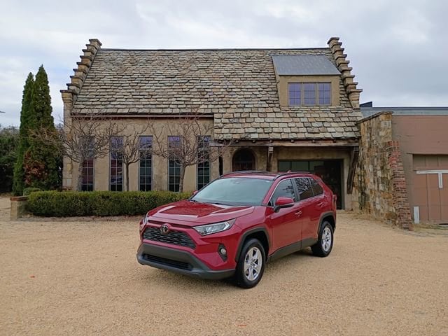 2019 Toyota RAV4 XLE's photo