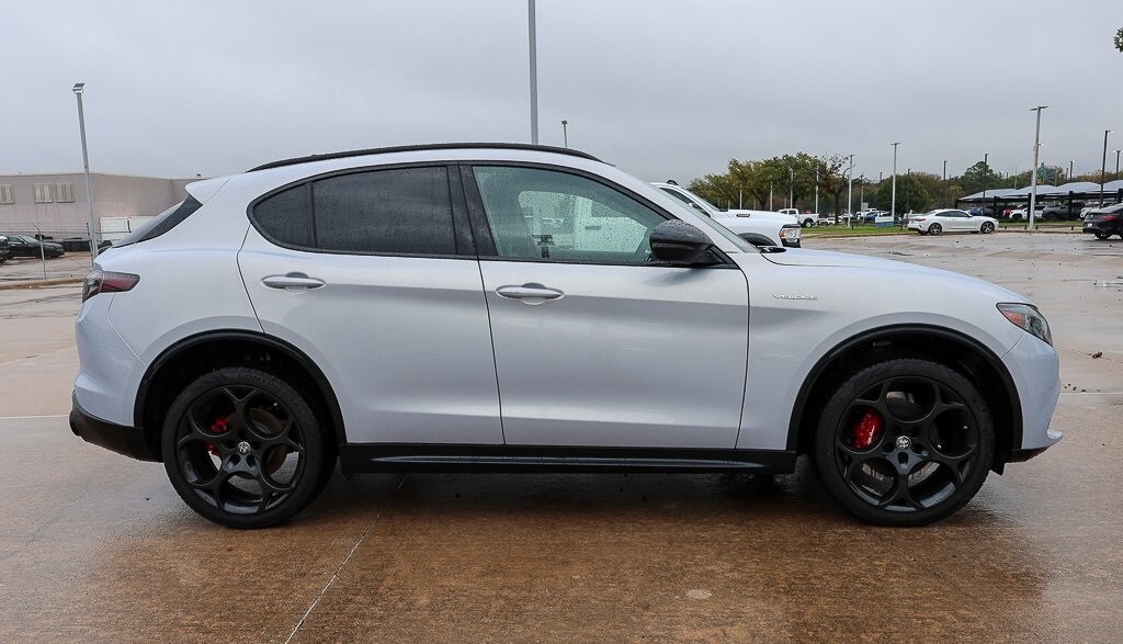 2025 Alfa Romeo Stelvio Base photo 2