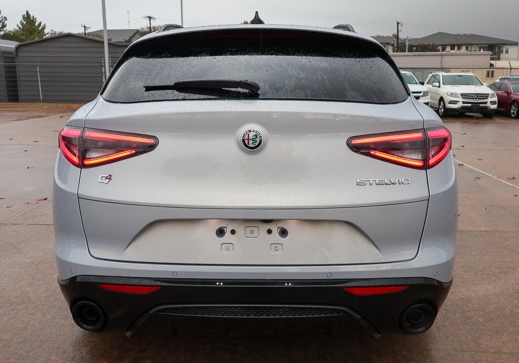 2025 Alfa Romeo Stelvio Base photo 4