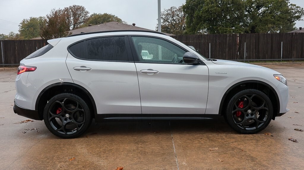 2025 Alfa Romeo Stelvio Base photo 2